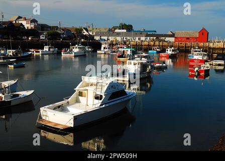 In einem ruhigen Hafen von Rockport, Massachusetts, vor dem berühmten Motiv Nr. 1 liegen Hummerboote und Fischereischiffe vor Stockfoto