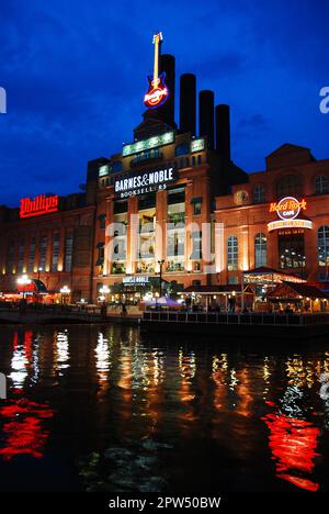 Das Kraftwerk Baltimore, das einst ein Kohlekraftwerk in der Stadt war, wurde renoviert und umfasst nun ein Restaurant und Einzelhandelsgeschäfte in der Nähe von Inner Harbor Stockfoto