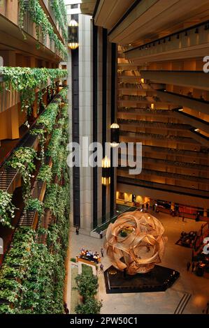 In der Lobby des luxuriösen Hyatt Regency Hotels in San Francisco befindet sich die Skulptur Eclipse von Charles O Perry Stockfoto