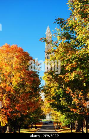 Herbstlaub am sonnigen Herbsttag am Benington Battle Monument in Vermont New England Stockfoto