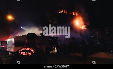 27. April 2023, Izmir, Türkei, Türkei: Ein Großbrand, der aufgrund von Elektroproblemen auf einem Luxusgelände ausbrach, wurde innerhalb von 8 Stunden mit dem Eingreifen der Feuerwehr aus dem Land und der Luft unter Kontrolle gebracht. Es wurde beobachtet, dass die Wohnungen im Block unbrauchbar wurden.Gesundheitsminister Fahrettin Koca erklärte, dass der Gesundheitszustand gut ist von 7 Menschen, die vom Rauch betroffen und verletzt wurden. Der Brand auf dem Luxusgelände, auf dem es gelegentlich auch zu Explosionen kam, wurde nach 8 Stunden durch die intensiven Bemühungen der Feuerwehr unter Kontrolle gebracht. (Kreditbild: © Stockfoto