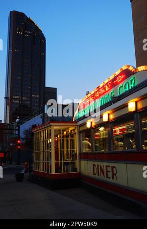 Das Historic Mickeys Dining Car, ein Jerry O'Mahony Diner im Eisenbahnstil mit einem leuchtenden Neonschild, befindet sich in der Innenstadt von St Paul Minnesota Stockfoto
