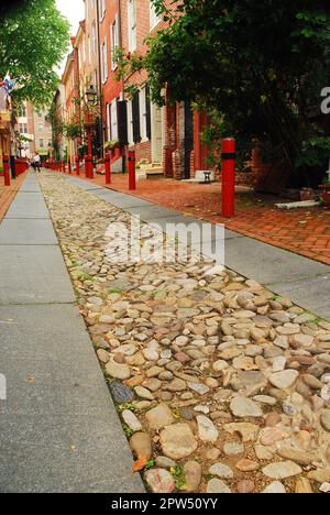 Elfreths Alley, die angeblich die älteste Straße Amerikas ist, beherbergt historische Architektur und enge Gassen in Philadelphia Stockfoto