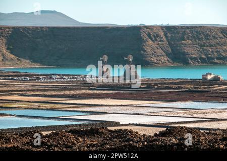 Atemberaubende Landschaft der Salinas de Janubio (Salzebenen von Janubio) in Yaiza, auf der Insel Lanzarote, Kanarische Inseln, Spanien Stockfoto