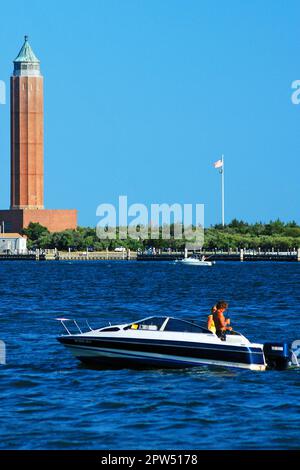 Bootsfahrer genießen es, mit ihrem kleinen Wassersportboot in die Bucht in der Nähe des Robert Moses Leuchtturms zu fahren, um einen unterhaltsamen und entspannten Tag auf dem Wasser zu genießen Stockfoto