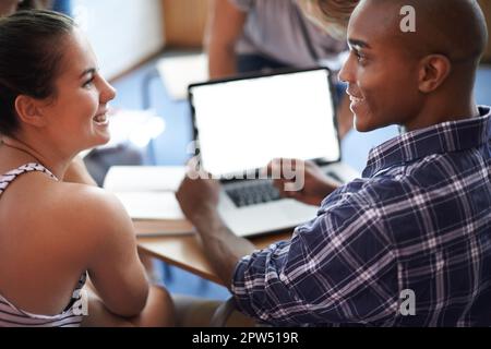 Immer da, um einem Schülerkollegen zu helfen. Eine Gruppe von Universitätsstudenten, die zusammen studieren Stockfoto