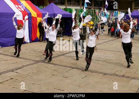 Saint George's Day Celebrations Derby 2023. Morris-Tänzer auf dem Marktplatz im Stadtzentrum von Derby. Stockfoto