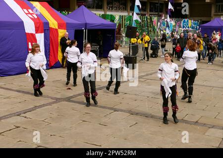 Saint George's Day Celebrations Derby 2023. Morris-Tänzer auf dem Marktplatz im Stadtzentrum von Derby. Stockfoto