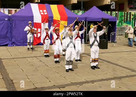 Saint George's Day Celebrations Derby 2023. Morris-Tänzer auf dem Marktplatz im Stadtzentrum von Derby. Stockfoto