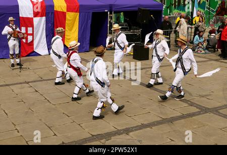 Saint George's Day Celebrations Derby 2023. Morris-Tänzer auf dem Marktplatz im Stadtzentrum von Derby. Stockfoto