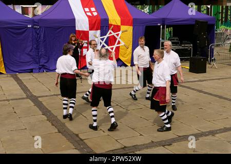 Saint George's Day Celebrations Derby 2023. Morris-Tänzer auf dem Marktplatz im Stadtzentrum von Derby. Stockfoto