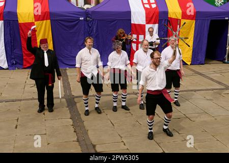 Saint George's Day Celebrations Derby 2023. Morris-Tänzer auf dem Marktplatz im Stadtzentrum von Derby. Stockfoto
