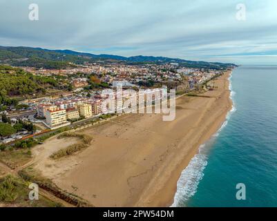 Luftpanorama der Stadt Canet de Mar bei Sonnenaufgang. Befindet sich in El Maresme, Barcelona, Spanien Stockfoto