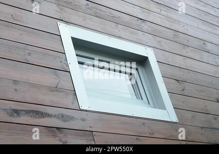 Kunststoff PVC-Fenster in der modernen passive Holzhaus Fassade Wand. PVC-Fenster sind die Nummer eins im Haus Energieeffizienz Stockfoto