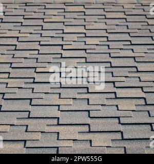 Moderne Bedachung und Dekoration von Schornsteinen. Flexible Bitumen oder Schiefer Schindeln in rechteckiger Form in der Perspektive. Stockfoto