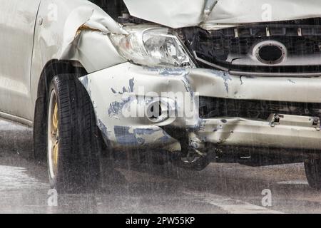 Spuren beschädigter Autos bei einem Unfall durch Regen, rutschige Straßen Stockfoto