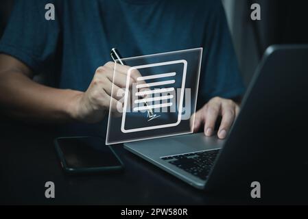 Konzept der elektronischen Signatur. Geschäftsmann unterzeichnet elektronische Vertragsdokumente online. Stockfoto