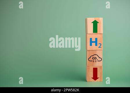 Wasserstoffbrennstoff wird als Ersatz für Kohlendioxid verwendet und trägt so zur Verringerung der globalen Erwärmung bei. Holzwürfel Icon H2 Wasserstoff. Stockfoto