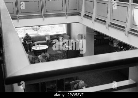 Blick auf einen Entspannungs- und Lernbereich von der Etage über der Lucius Beebe Memorial Library. Wakefield, Massachusetts. Das Bild wurde auf einem erfasst Stockfoto