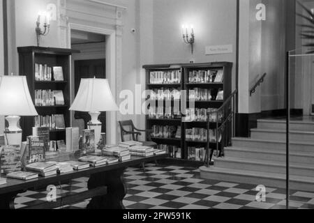 Der Eingang zur Lucius Beebe Memorial Library mit neuen Büchern auf einem großen Tisch. Wakefield, Massachusetts. Das Bild wurde mit Analo aufgenommen Stockfoto