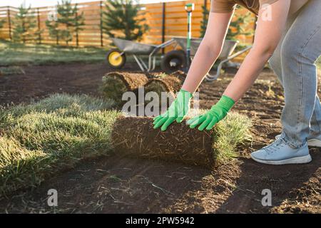 Nahaufnahme Frau legt Spott für neuen Garten Rasen - Rasen legen Stockfoto