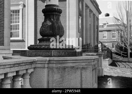 Wunderschöne architektonische Details am Fuße einer Betonsäule außerhalb der Lucius Beebe Memorial Library. Wakefield, Massachusetts. Das Bild war Stockfoto