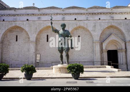 Koloss von Barletta vor der Basilika Santo Sepolcro in Barletta, Apulien, Italien Stockfoto