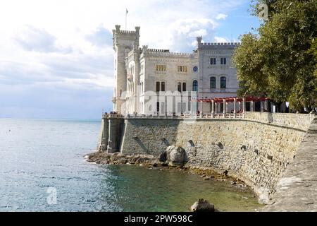 TRIEST, ITALIEN - 24. APRIL 2022: Schloss Miramare, Triest, Italien Stockfoto