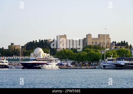 RHODOS, GRIECHENLAND - 11. MAI 2022: Yachthafen und Hafen von Rhodos mit Palast des Großmeisters der Ritter von Rhodos, Griechenland Stockfoto