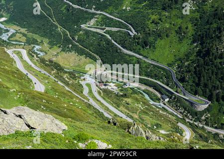 Gewundene Passstraße in den Schweizer Alpen, Blick vom Grimsel Pass auf die Furka Pass Road und das Dorf Gletsch im oberen Rhone-Tal Stockfoto