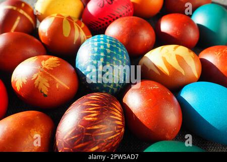 Mehrfarbige Ostereier. Viele handgemachte Eier, dekoriert zu Hause. Schmuck und Malerei auf der Muschel. Frohe Osterferien. Symbol des Lebens und des Frühlings Stockfoto