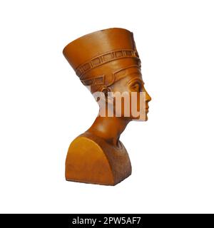 Büste oder Statue der alten ägyptischen Königin Nefertiti aus braunem Stein auf weißem Hintergrund. Das Symbol der ewigen weiblichen Schönheit. Isolieren Stockfoto