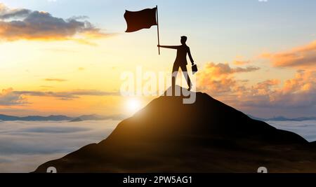 Silhouette Geschäftsmann mit Flagge kletterte auf die Spitze des Berges über den Himmel und Sonnenlicht Hintergrund. Erfolg, Zielerreichung, Führung und Busine Stockfoto