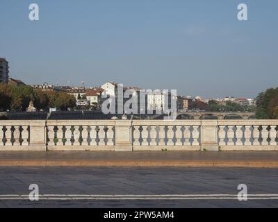 TURIN, ITALIEN - CA. 2022. OKTOBER: Übersetzung Fiume Po River Po Stockfoto