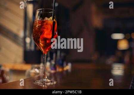 Apperol Spritz Cocktail aus Nebelglas, selektiver Fokus Stockfoto