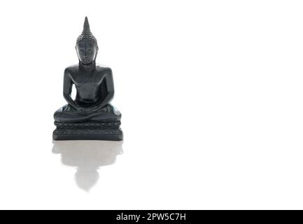 Schwarze Buddha-Figur isoliert auf weißem Hintergrund Stockfoto