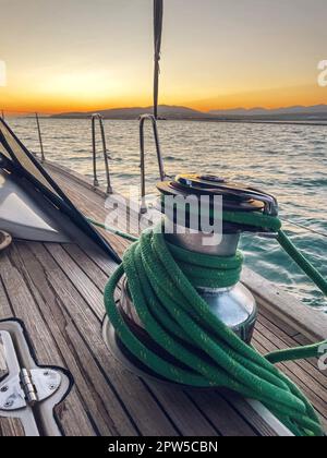 Segelbootwinde und Seilyacht Details am Abend. Yachtfahren. Schließen Stockfoto