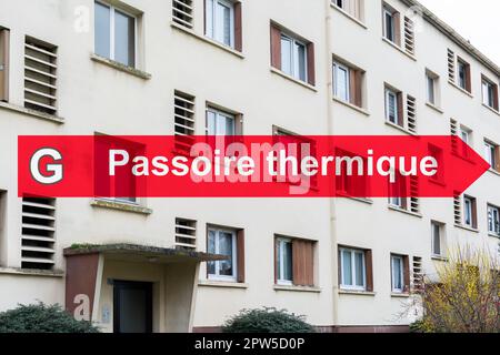 Gebäude aus den 1960er Jahren, mit Informationen zur Energieklasse G, Thermosieb, in Frankreich. Stockfoto