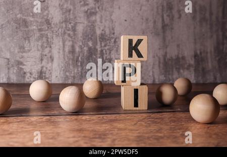 Word KPI aus Holzbausteinen, Bild von Stock. Stockfoto