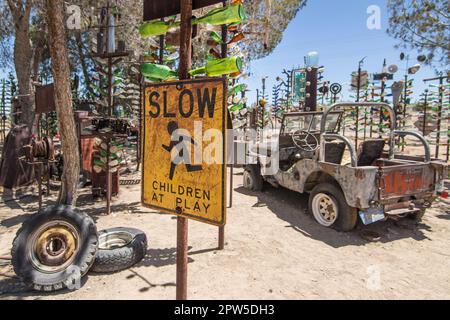 Elmer's Bottle Tree Ranch ist eine Kunstinstallation und Touristenattraktion an der Route 66 nördlich von Oro Grande, Kalifornien, in der Mojave-Wüste. Stockfoto