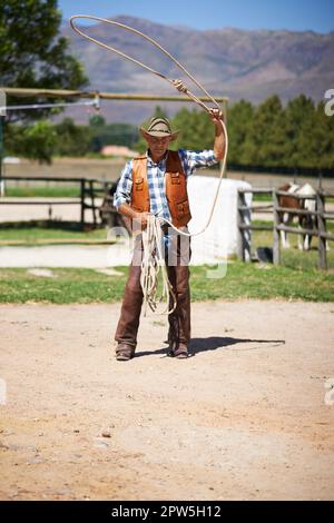 Zeit für ein Lasso als Gesetzloser. Ein Mann mit Lasso auf der Farm Stockfoto