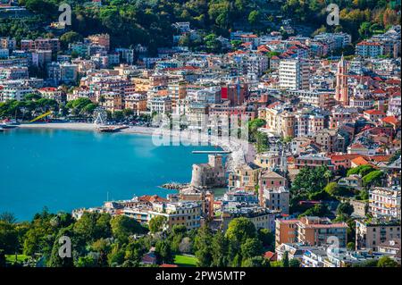 Blick über den Golf von Rapallo von der Kirche Sant Ambrogio auf den Hügeln Stockfoto