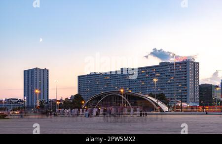 Ein Bild der Superjednostka, einem berühmten Gebäude der sozialistischen Moderne in Katowice, und der Galerie der Schönen Künste bei Sonnenuntergang. Stockfoto