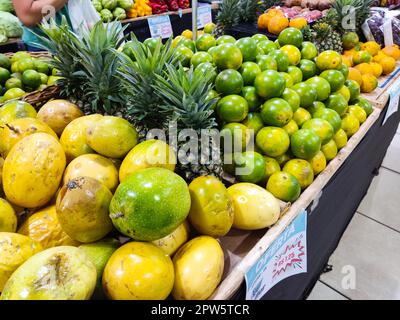 Passionsfrucht, Orangen und Ananas in einem Supermarkt. Das brasilianische Bruttoinlandsprodukt (PIB) dürfte vor allem aufgrund der Lebensmittelindustrie wachsen. Stockfoto