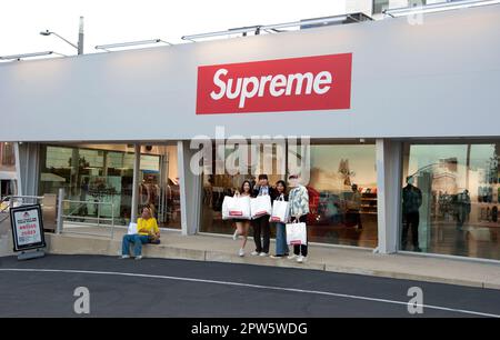 Einkäufer mit Taschen vor dem Supreme Shop am Sunset Strip an der Stelle, an der Tower Records einst in Los Angeles, Kalifornien, stand. Stockfoto