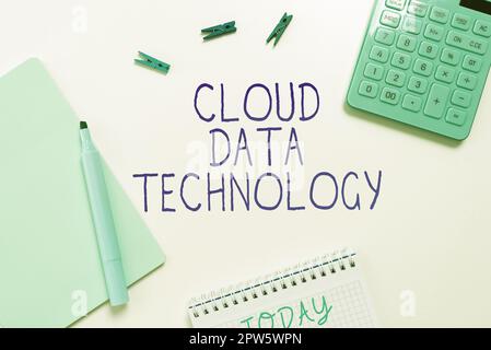 Handschriftschild Cloud Data Technology, Business Idea Daten und Programme über das Internet speichern und abrufen Stockfoto