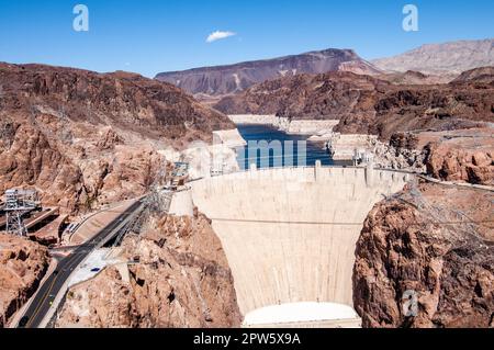 Hoover-Staudamm am Colorado River über die Grenze zwischen Nevada und Arizona. Arizona Stockfoto