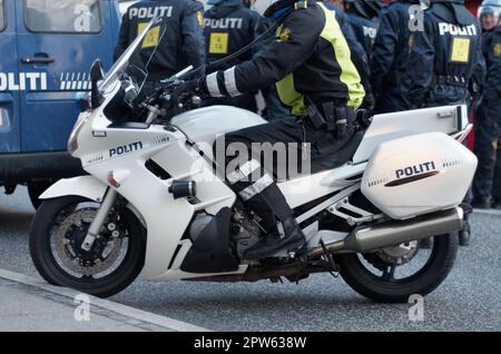 Die Motorpatrouille. Ein Polizist, der auf seinem Motorrad die Straße runter fährt Stockfoto