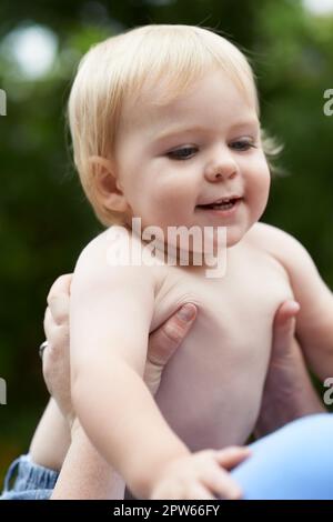 Er liebt seine Mami so sehr. Ein kleiner Junge, der mit seiner Mutter spielt Stockfoto