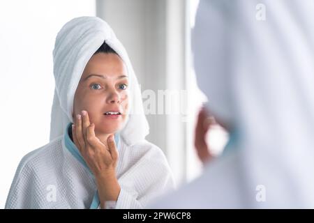 Frau Quetscht Den Pickel Auf Ihr Gesicht. Akne Hautproblem Stockfoto